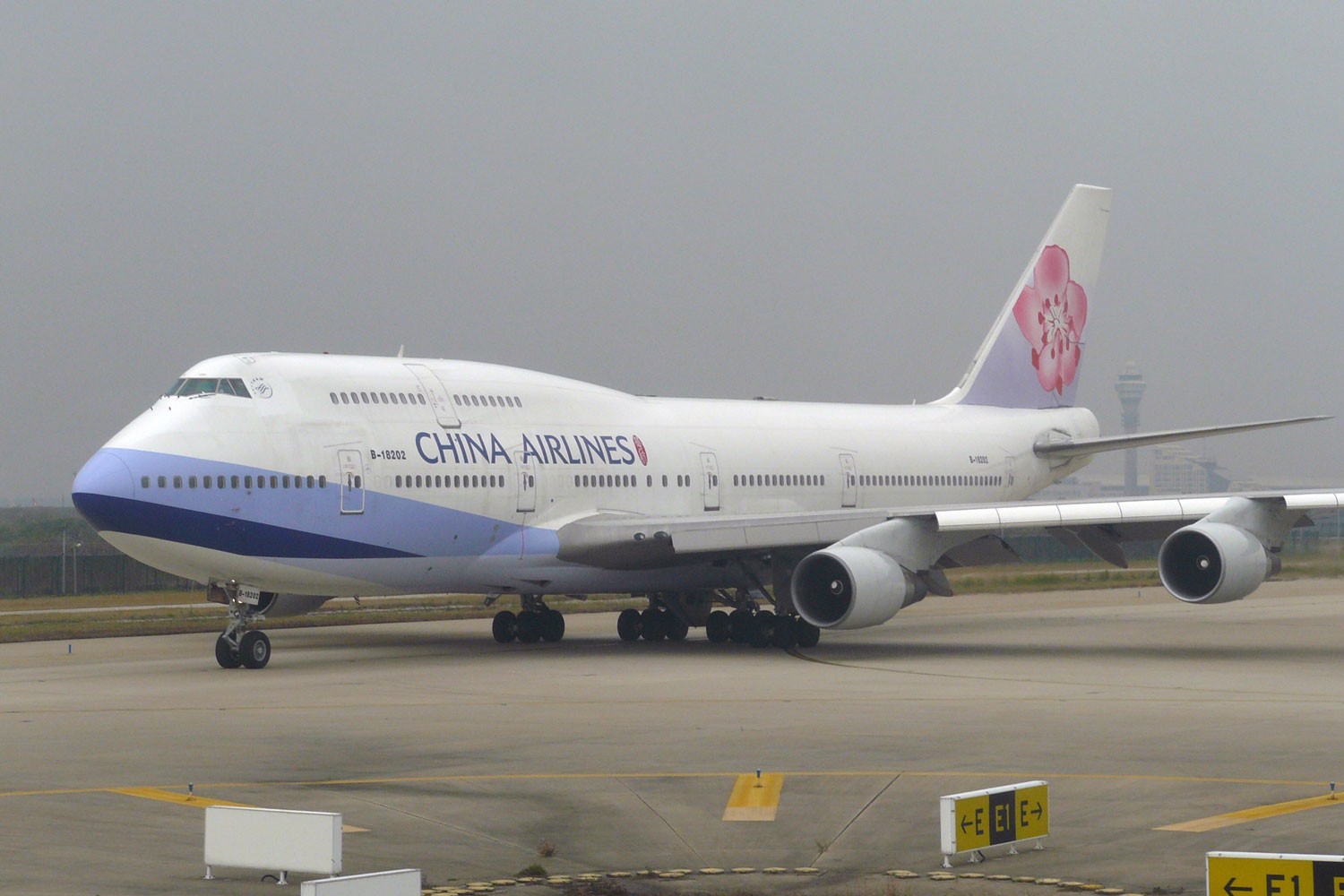Shanghai Pudong Airport spotting report by Henry Tenby