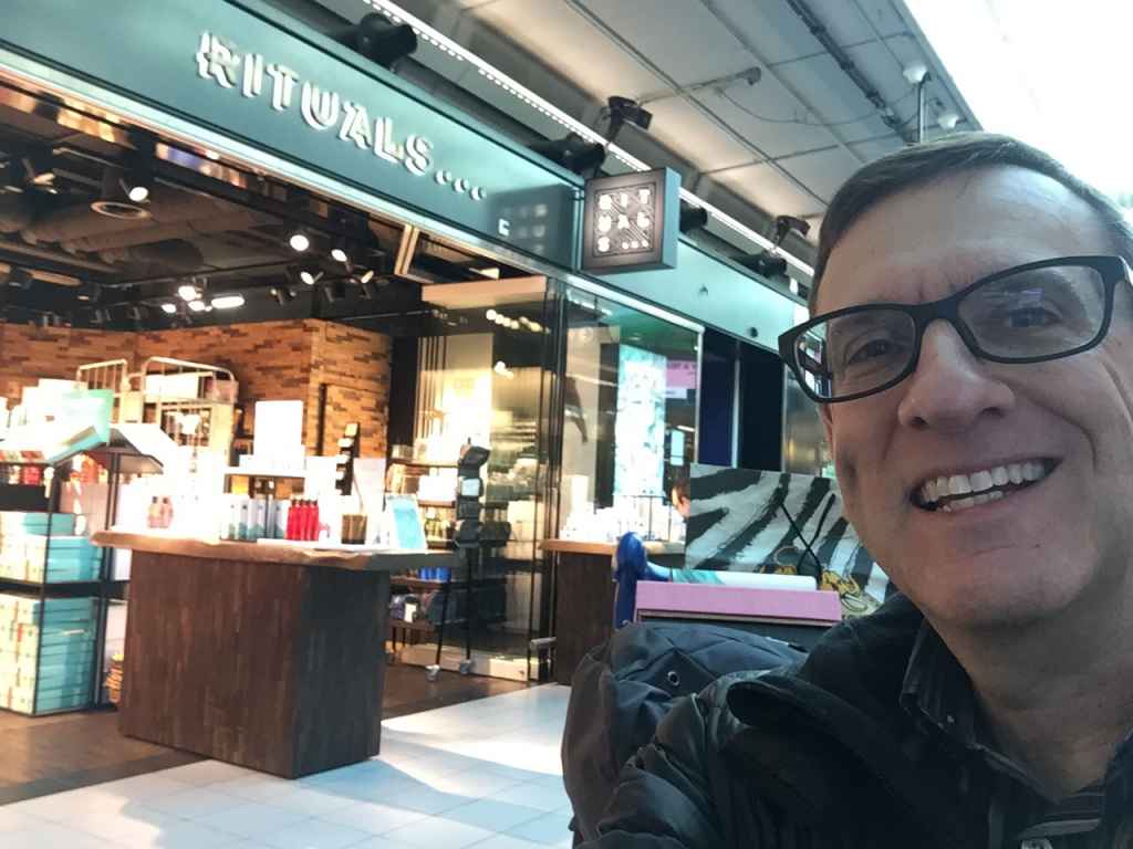 The fun at Amsterdam Schiphol airport is not only confined to the observation deck. The airport offers a fantastic shopping mall as well, with an excellent selection of shops and restaurants as well as several Albert Heijn grocery stores for value priced food. There is an an aviation hobby shop where you can book tickets for an airport tour.