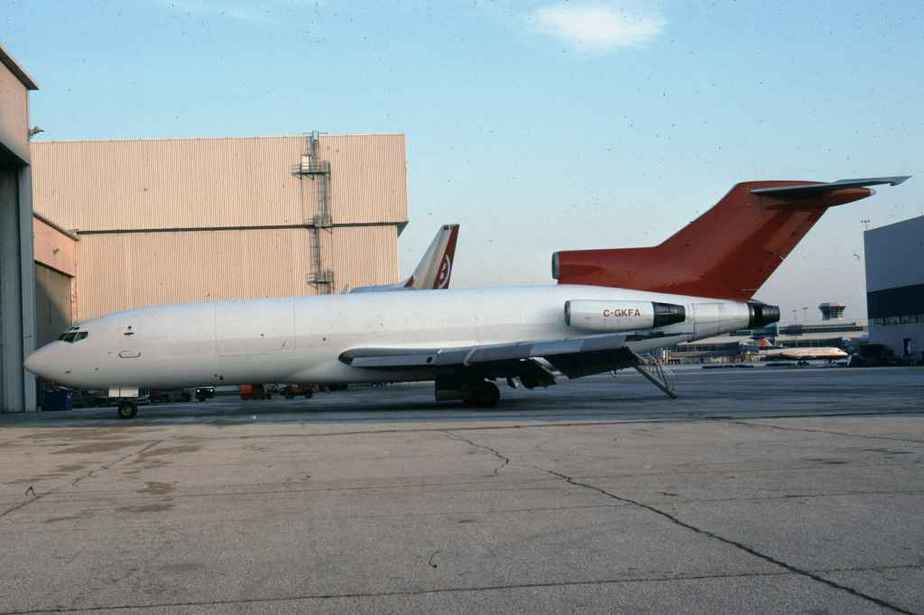 SP4664 Kelowna Flightcraft 727-22C C-GKFA YYZ Mar1994