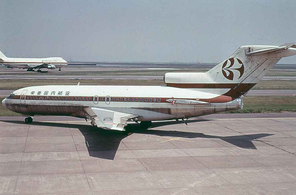 JDA Japan Domestic Air Lines 727-100 JA8314 without engines at Tokyo Haneda circa early 1970s.