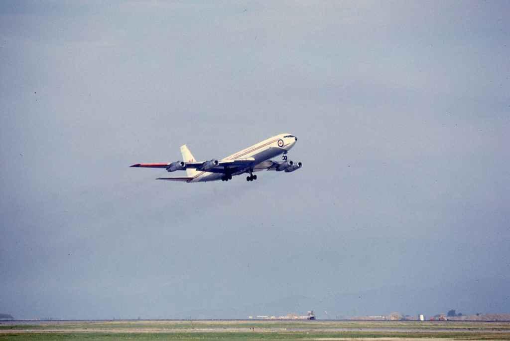 Canadian Armed Forces Boeing 707 CC-137 13703 departing Vancouver's runway 08 September 1973.