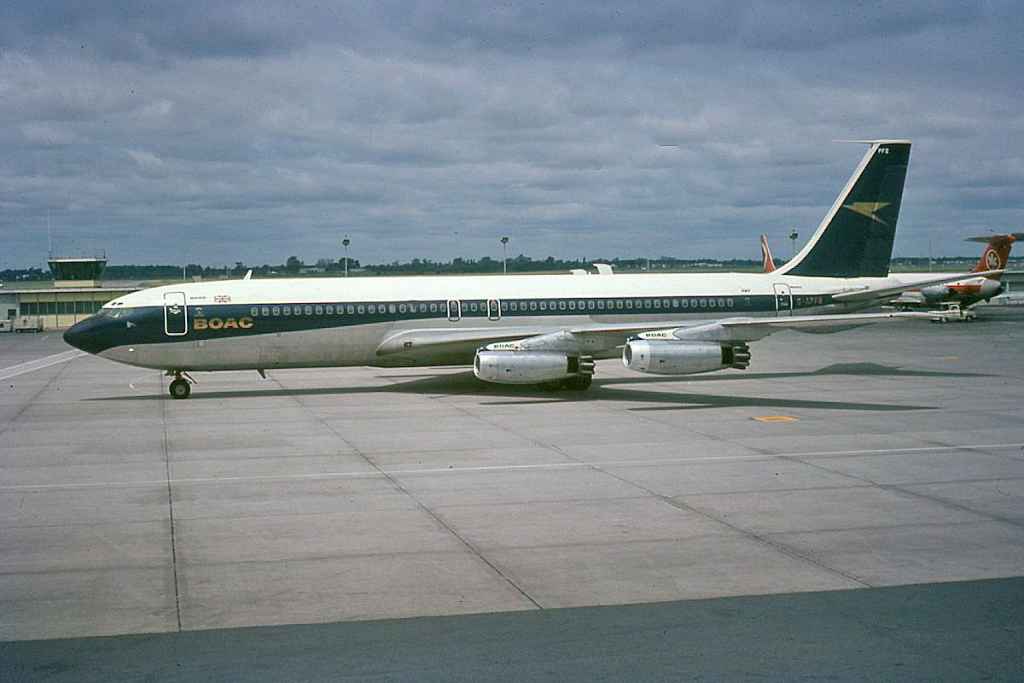 BOAC 707-420 G-APFB 1960s YUL.