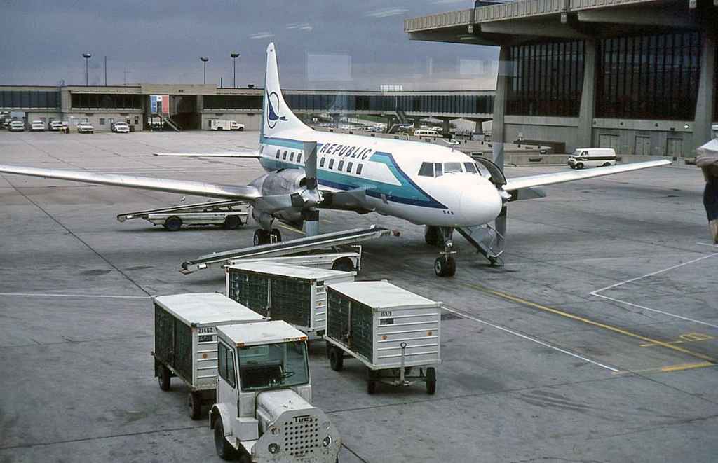 Republic Convair 580 N4822C DTW DEC 1981