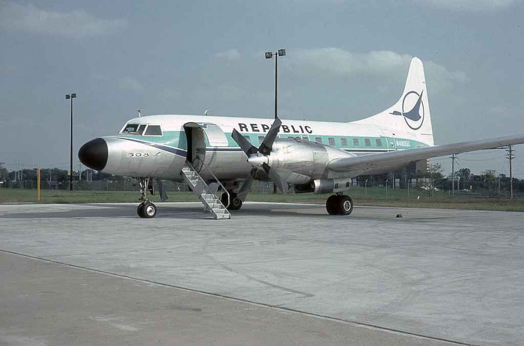 Republic Convair 580 N4805C MSP SEP 1981