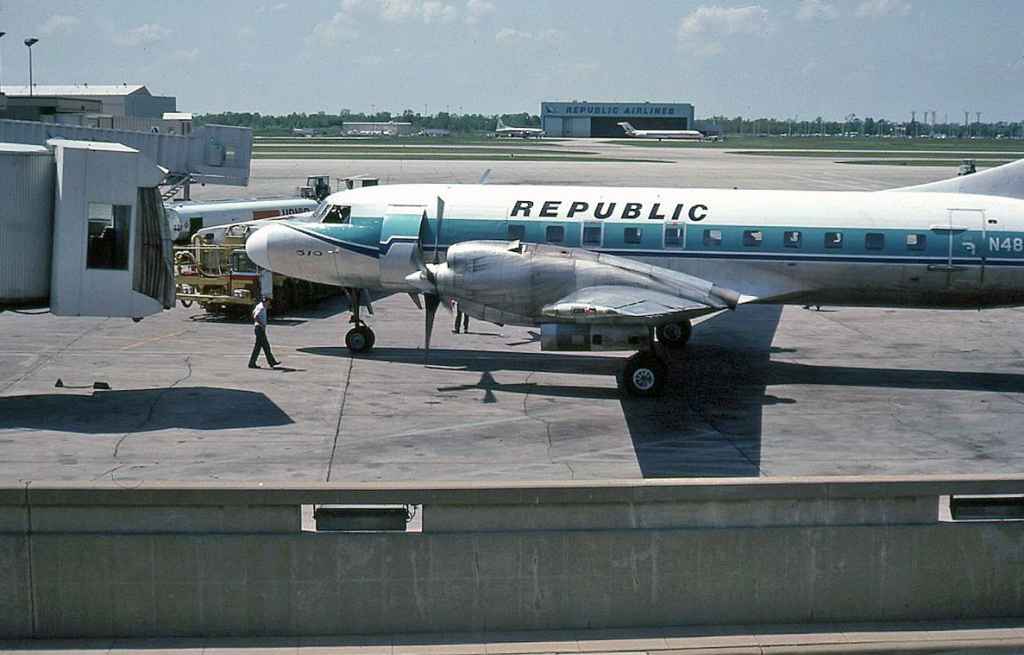 Republic Convair 580 N4811C DTW JUN 1981